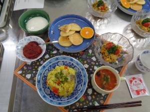 完成品、根菜ツナピラフ・豆トマトスープ・カボチャくるみ・米粉パンケーキ・トマトジャム・ヨーグルト