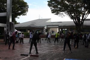 ラジオ体操をする参加者