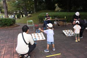 輪投げを楽しむ親子