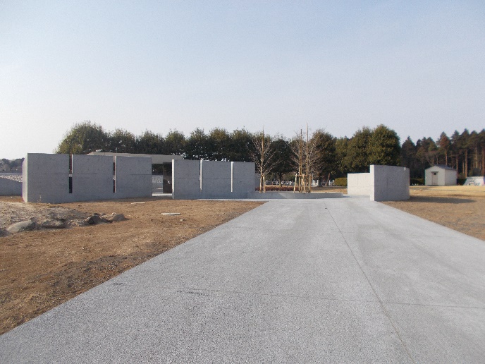 合葬式墓地入口のスロープからの写真