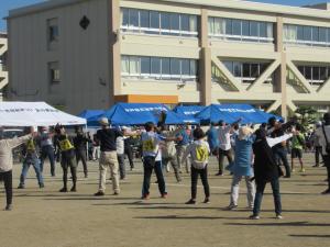 参加者全員で準備運動をしている写真です