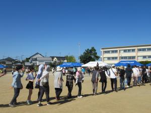 参加者で吉田里唄を踊っている写真です