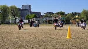 親子で仲良く（ねこ車に子どもを乗せて運ぶ）