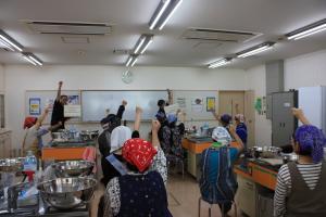 みそ作りの前に麦みそ最高と気合いをいれる受講生