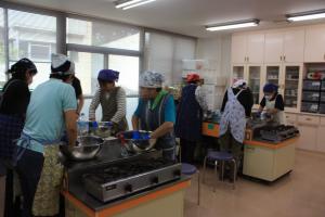 麹と塩と大豆を混ぜている様子