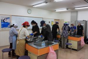 なめらかになるまでよく混ぜている