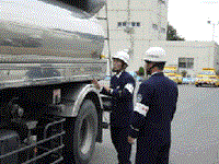 移動タンク貯蔵所の立入検査を行う査察員の画像