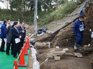 水戸城大手門瓦塀見学会1の画像