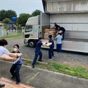 支援物資をトラックに搬入する様子の画像2
