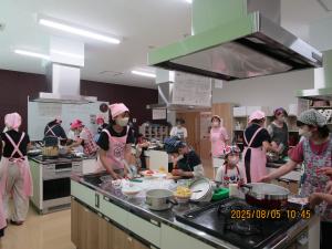 料理を作っている写真です。