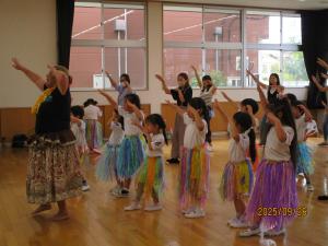 親子フラダンスの写真です。2枚目