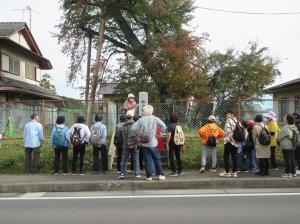 桜の牧の碑の前の写真