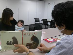 親子で絵本会場の様子