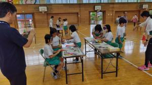 折り紙を折っています