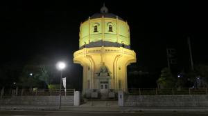オレンジ・ライトアップの様子（水戸市水道低区配水塔）