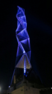 パープル・ライトアップの様子（水戸芸術館の塔）